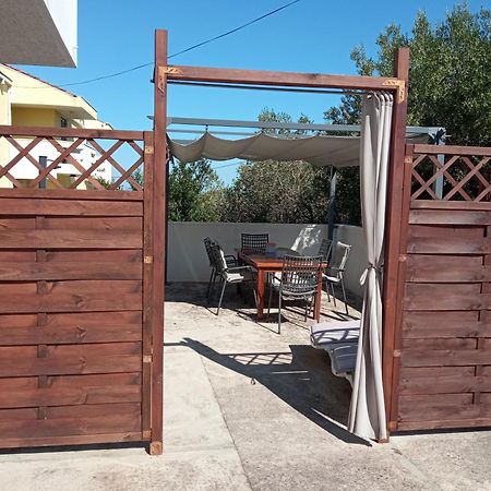 Apartman Carpe Diem Sutomiscica Bagian luar foto